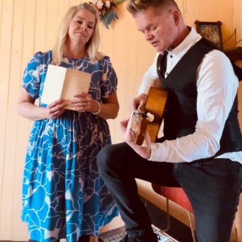 Kristján frá Djúpalæk kveður sér hljóðs. Dagskrá í tali og tónum.