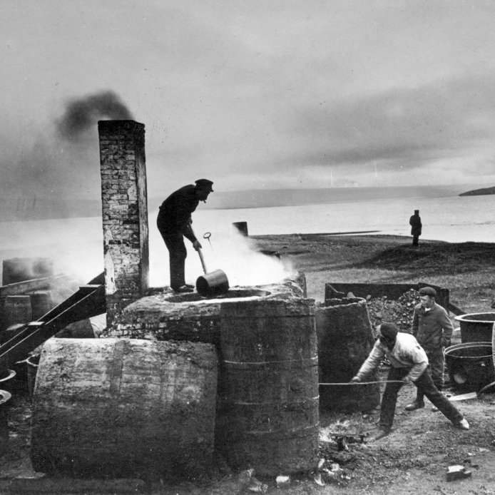 2. Lýsisbræðsla á Oddeyri árið 1920. Fyrst var lýsisbræðsla byggt á Torfunefi árið 1866 en var flutt þaðan árið 1893. Þetta var í raun ein fyrsta verksmiðjan á Akureyri. Þarna stóðu karlarnir við risastóra járnpotta og bræddu hákarlalifrina niður í lýsi sem svo var sett á 120 lítra eikartunnur sem komu erlendis frá. Pottarnir voru kynntir með kolum og var það ærin starfi að moka kolum stanslaust til að kynda undir pottunum.