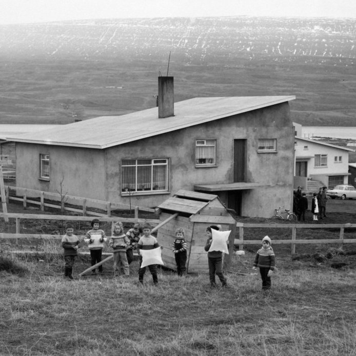 9. Krakkar að leik á móts við Langholt. Takið eftir uppblásnu leikföngunum þeirra en þetta eru plastpokar úr 10 lítra mjólkurkössunum sem fengust lengi í verslunum KEA. Ljósmynd Erlingur Davíðsson.