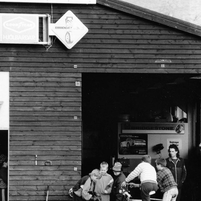 101. Hjólbarðaþjónusta Tómasar Eyþórssonar í Hvannavöllum 14. nóvember 1989. Þangað var gott að fara og betla stórar vörubílaslöngur til að leika sér með á snjó og á landi. Ljósmyndari Kristján Logason.