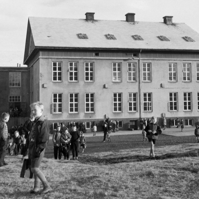 11. Barnaskóli Akureyrar, sem sumir sögðu að héti Barnaskóli Íslands. Hann var tekinn í notkun árið 1930. Ljósmynd Gísli Ólafsson.