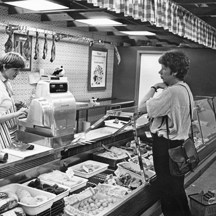 12. Kjötborðið í Hrísalundi í júlí árið 1980. Ljósmynd úr safni Dags.