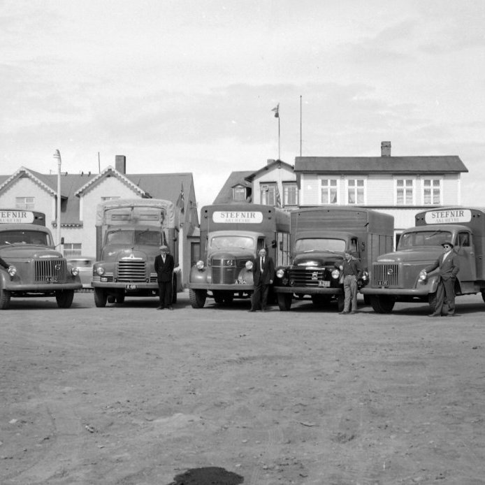 16. Vöruflutningabílar á Stefni, árið 1957. Ljósmynd Gísli Ólafsson.