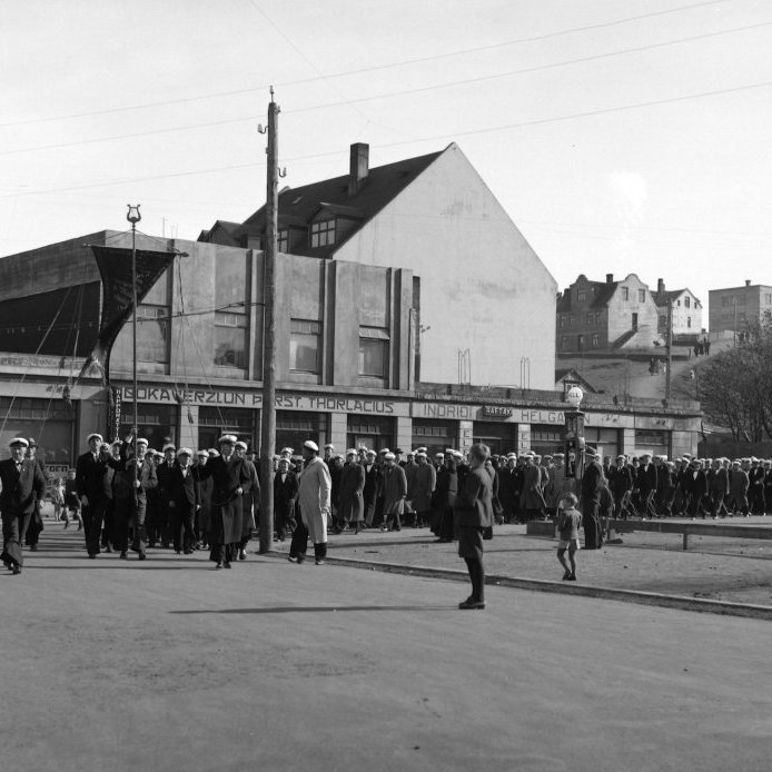 18. Karlakórasambandið marserar á Ráðhústorgi. Myndin er tekin fyrir 1939. Ljósmynd Eðvarð Sigurgeirsson.