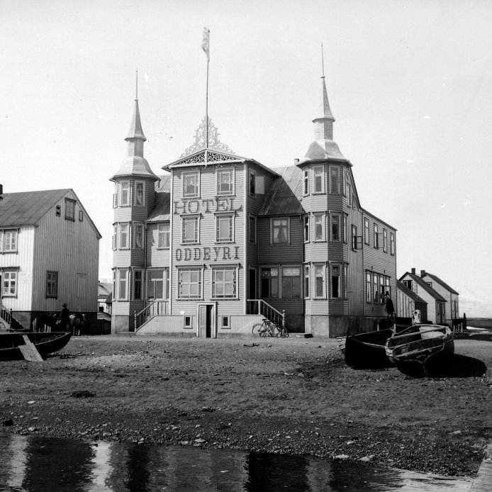 20. Eitt glæsilegasta hótel sem staðið hefur á Akureyri var Hótel Oddeyri í Strandgötu 33. Það var byggt árið 1884 en árið 1905 var húsið stækkað mikið til norðurs eftir Grundargötu og settar á það turnbyggingar. Útsýnið úr turnherbergjunum yfir Pollinn þótti einstaklega fallegt. Hótelið þótti nýstárlegt, þar var heitt bað og rafmagnsþræðir um allt hús og þjónabjöllur. Myndin er tekin um 1906 en haustið 1908 brann húsið til ösku. Ljósmynd Hallgrímur Einarsson.