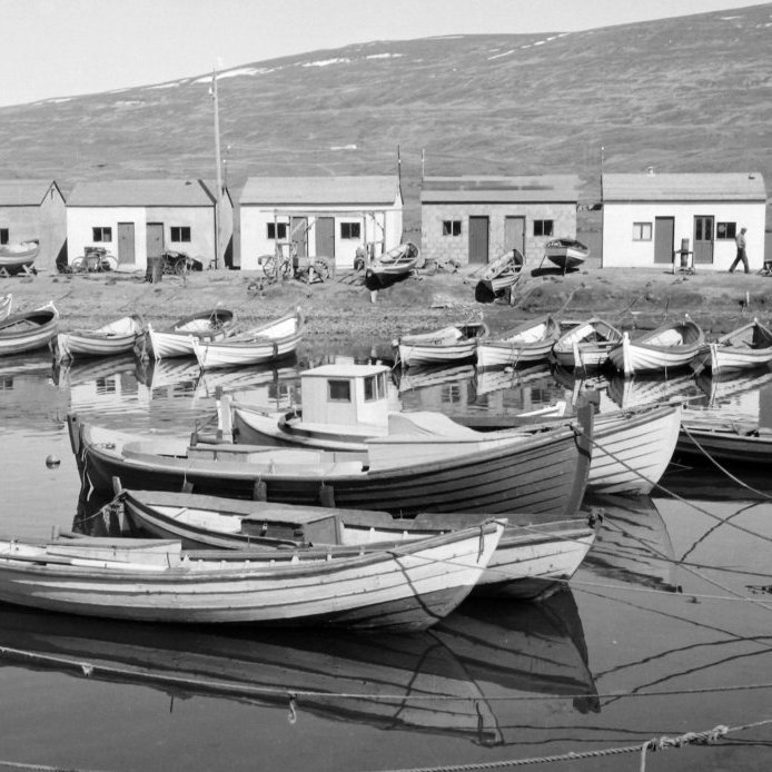 21. Smábátahöfnin við slippstöðina, árið 1957.  Ljósmynd Gísli Ólafsson.