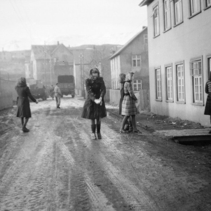 22. Stúlkur fyrir utan skólahúsið í Gránufélagsgötu 9 þar sem Iðnskólinn á Akureyri var til húsa. Myndin er tekin 1943-44. Til vinstri á myndinni sést í stóran bíóbragga bandaríska hersins þar sem nú stendur herrafataverslun JMJ. Ljósmyndari Gunnlaugur P. Kristinsson.