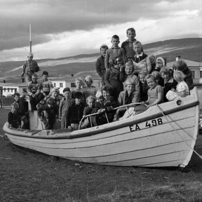 25. Börn að leik á leikvellinum við Helgamagrastræti, árið 1956. Ljósmynd Gísli Ólafsson.