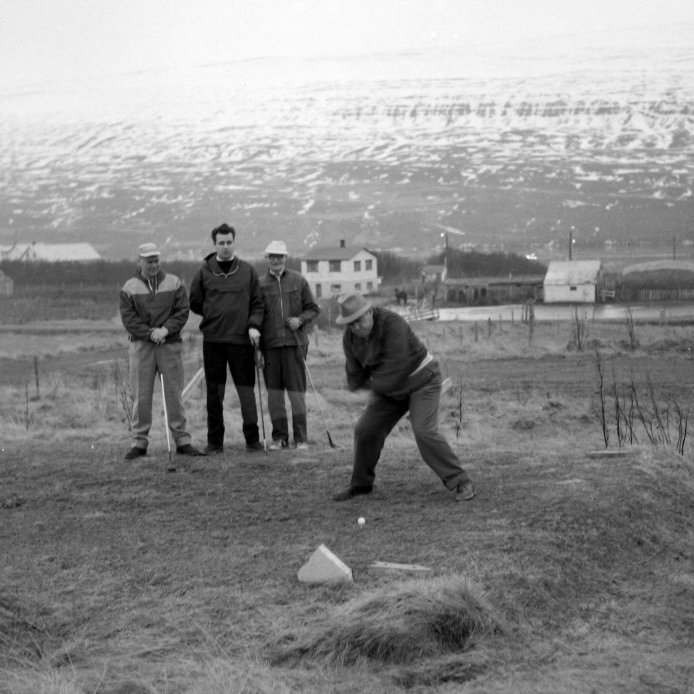 27. Jón Sólnes forseti bæjarstjórnar slær upphafshögg á golfvelli Akureyringa þar sem nú er elliheimil bæjarins. Ljósmynd Gunnlaugur P. Kristinsson.