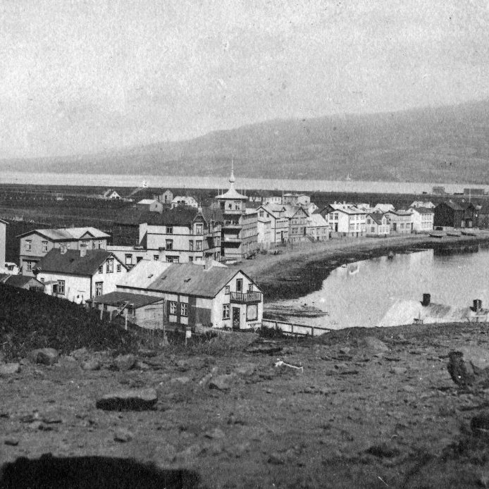 29. Horft yfir Oddeyri árið 1905 þar varð stórbruni 18. október árið 1906 þegar brunnu sjö hús og 75 manns urðu heimilislaus. Bæjaryfirvöld í Álasundi sendu í kjölfarið tvö hús til að aðstoða bæjarbúa. Þar sem sjóinn ber að landi hét Hofsbót en er í dag Ráðhústorgið. Ljósmynd Magnús Ólafsson.