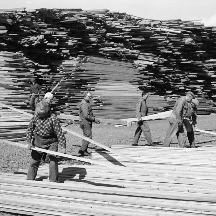 31. Timburflokkun á lóð Byggingadeildar KEA árið 1966. Ljósmynd Gunnlaugur P. Kristinsson.