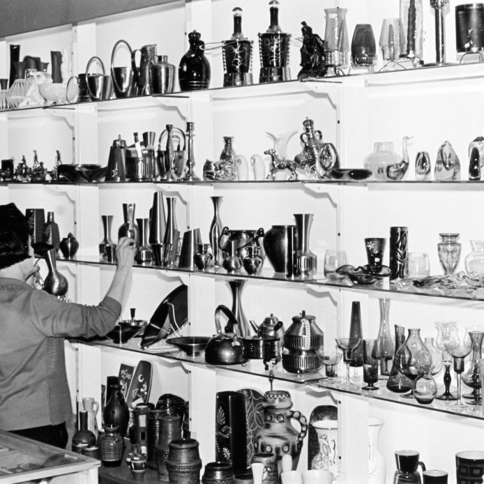 32. Guðrún Kristjánsdóttir starfsmaður í Járn og glervörudeild KEA árið 1966. Ljósmynd Gunnlaugur P. Kristinsson.