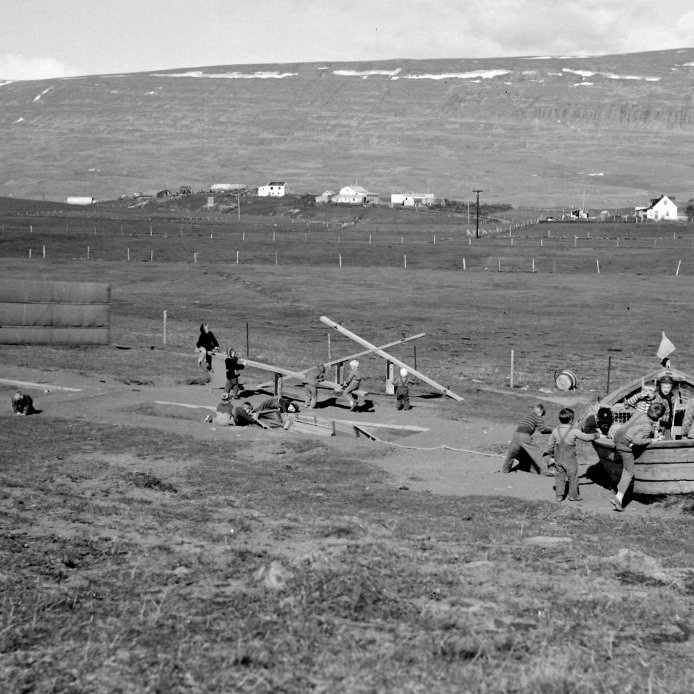 34. Börn á leik við Pálmholt. Ljósmynd Gísli Ólafsson.