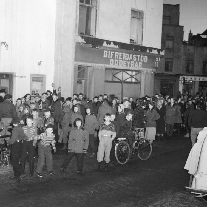 36. Biðröð fyrir utan Nýja bíó þar sem ungir bæjarbúar bíða þess að komast á KA skemmtun árið 1955. Ljósmynd Eðvarð Sigurgeirsson.