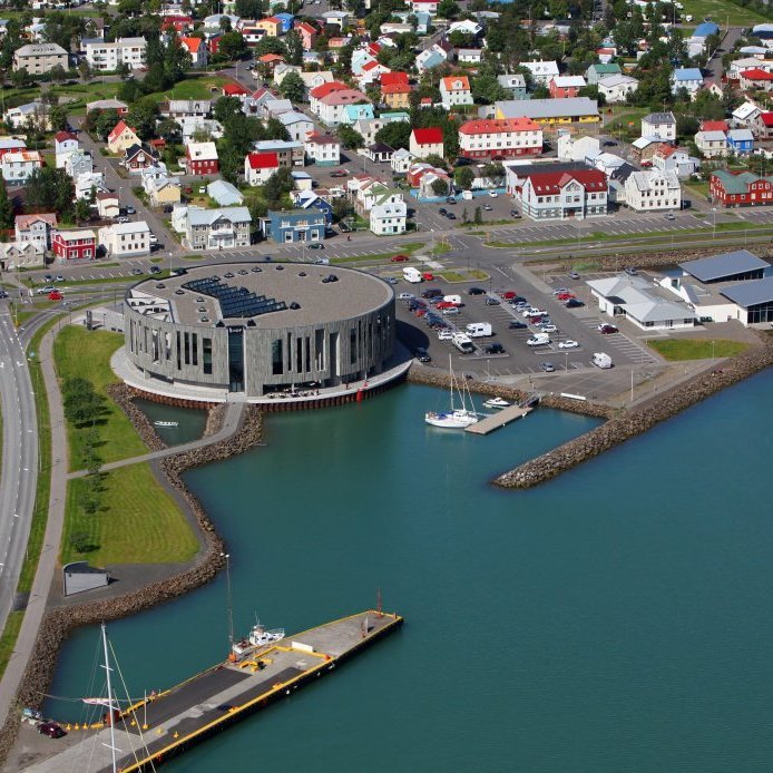 37. Menningarhúsið Hof árið 2011, stendur við þjóðveg nr.1. Neðst á myndinni má sjá elsta hluta Torfunefsbryggju sem var byggð 1907.  Ljósmynd Hörður Geirsson.