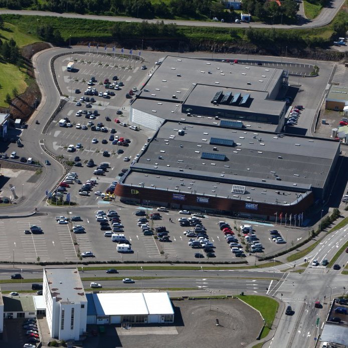 38. Glerártorg árið 2010. Þungamiðja verslunar hefur færst í gegnum tíðina til norðurs, frá elsta hluta bæjarins á Gleráreyrar.  Ljósmynd Hörður Geirsson.