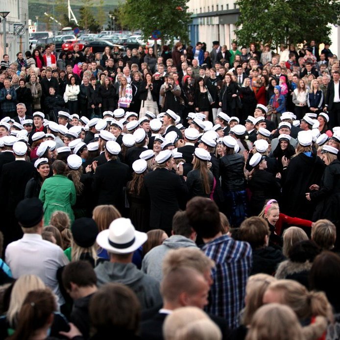 40. Nýstúdentar úr Menntaskólanum að marsera á Ráðhústorgi á miðnætti á 17. júní 2010 en það er einn af rótgrónum siðum í kringum útskriftina. M.A. er eini framhaldsskólinn á landinu sem enn heldur í þá hefð að útskrifa stúdenta á þjóðhátíðardaginn. Þeir setja sterkan svip á hátíðarhöldin á Akureyri og hafa gert það í áratugi. Ljósmynd Kristján Kristjánsson.