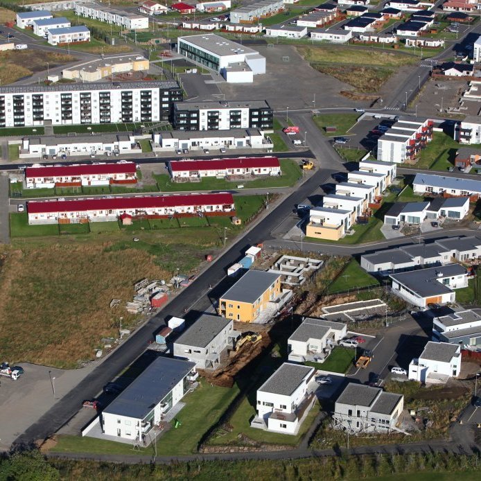 41. Nýjasta íbúabyggð bæjarins heitir Naustahverfi árið 2010. Fyrstu íbúarnir fluttu í hverfið í Vaðlatún 7 2003. Fyrsta byggingin sem var tilbúin í hverfinu var leikskólinn Naustatjörn, gul lágreist bygging. Við hlið hans stendur Naustaskóli. Ljósmynd Hörður Geirsson.