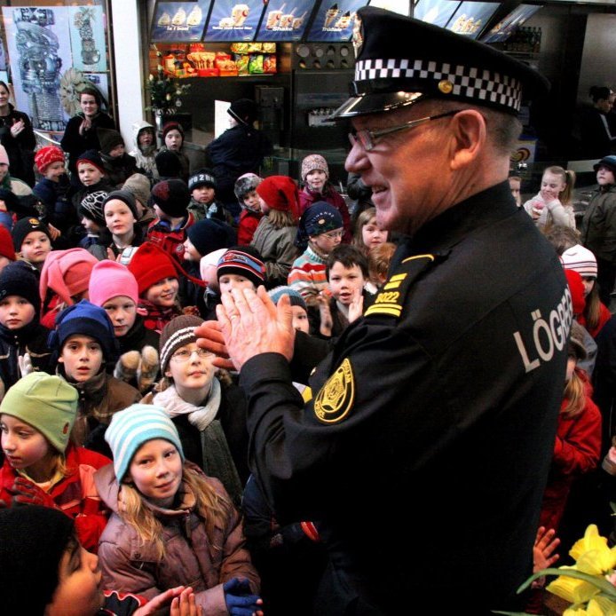 42. Þorsteinn Pétursson lögreglumaður eða Steini P. hefur í gegnum árin frætt kynslóðir af bæjarbúum um umferðaröryggismál. Hér er hann í essinu sínu að miðla fróðleik til barna á Glerártorgi árið 2008. Ljósmynd Kristján Kristjánsson.