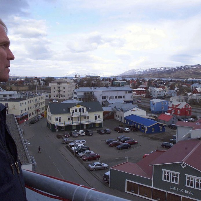 43. Svokallaður Sjallareitur, þ.e. svæðið í kringum Sjallann á Akureyri og láglægar lóðir, hefur í gegnum árin verið viðfangsefni skipulagsyfirvalda. Á árunum 2004 og 2005 voru uppi stórhuga hugmyndir að byggja þar “Manhattan Norðursins” sem samanstóð af 2ja hæða verslunar og bílageymsluhúsi og ofan á það þremur 14 hæða íbúðarturnum sem þá hefðu orðið hæstu íbúðarhús landsins. Sigurður Sigurðsson eigandi SS-Byggis horfir yfir svæðið. Ljósmynd Kristján Kristjánsson.