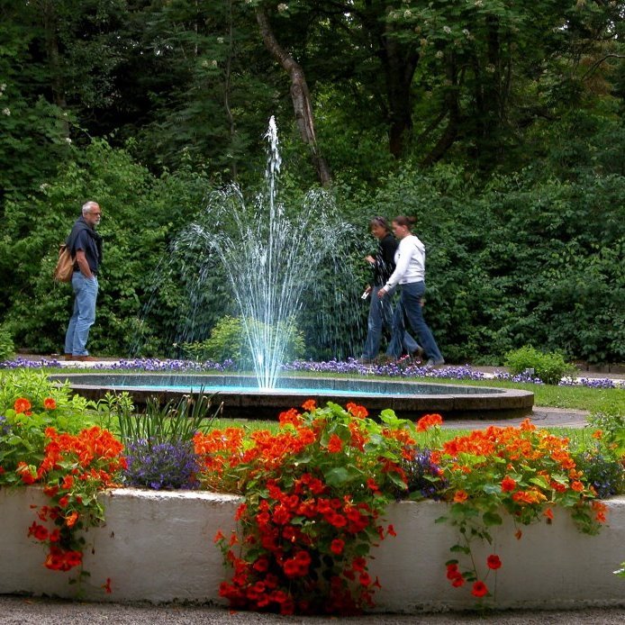 44. Gosbrunnur í Lystigarðinum á Akureyri, 11 júlí 2006. Gosbrunnurinn var gerður 1959-1960. Ljósmynd Kristján Kristjánsson.