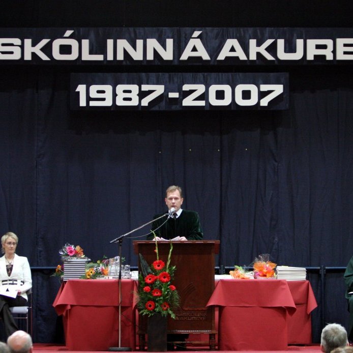 45. Árið 2007 fagnaði Háskólinn á Akureyri 20 ára starfsafmæli sínu. Þorsteinn Gunnarsson háskólarektor flytur hér hátíðarræðu í afmælissamsæti skólans sem haldið var í Íþróttahöllinni. Þegar skólinn hóf starfsemi sína árið 1987 voru 31 nemendur skráðir  til náms í skólann og starfsmenn fjórir en veturinn 2011-2012 voru þeir orðnir um 1500 talsins. Ljósmynd Skapti Hallgrímsson.