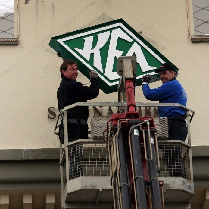 46. Þann 9. febrúar 2006 var eitt af kennileitum Akureyrar í gegnum tíðina, græni KEA tígullinn, tekið niður af höfuðstöðvum KEA við Hafnarstræti. Þá hafði það merki þjónað KEA í um 75 ár. Þegar umsvif KEA voru sem mest í bænum höfðu gárungarnir á orði að Akureyrarkirkja væri eina húsið sem KEA-merkið væri ekki á! Ljósmynd Skapti Hallgrímsson.