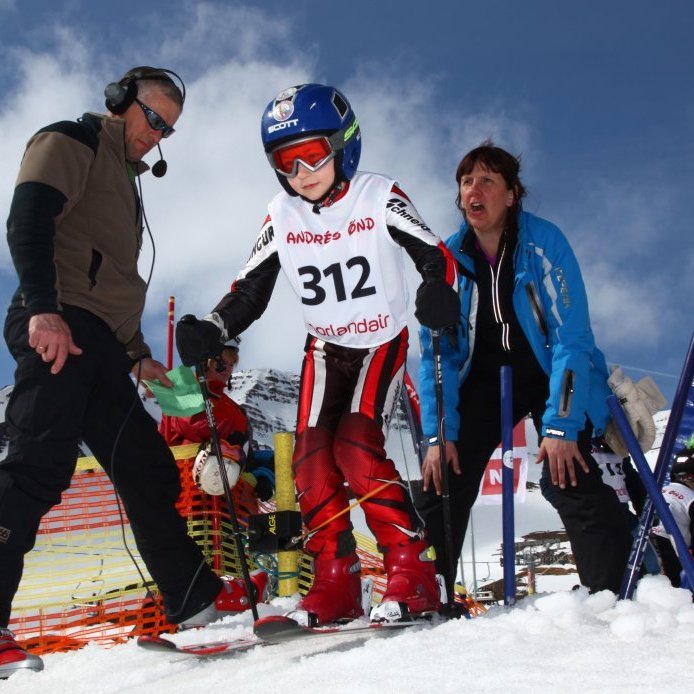 48. Fyrstu Andrésar Andarleikarnir voru haldnir árið 1976. Þá tóku 148 keppendur þátt í mótinu en eru  nú á bilinu 750-800. Myndin er tekin í Hlíðarfjalli árið 2011. Ljósmynd Hörður Geirsson.