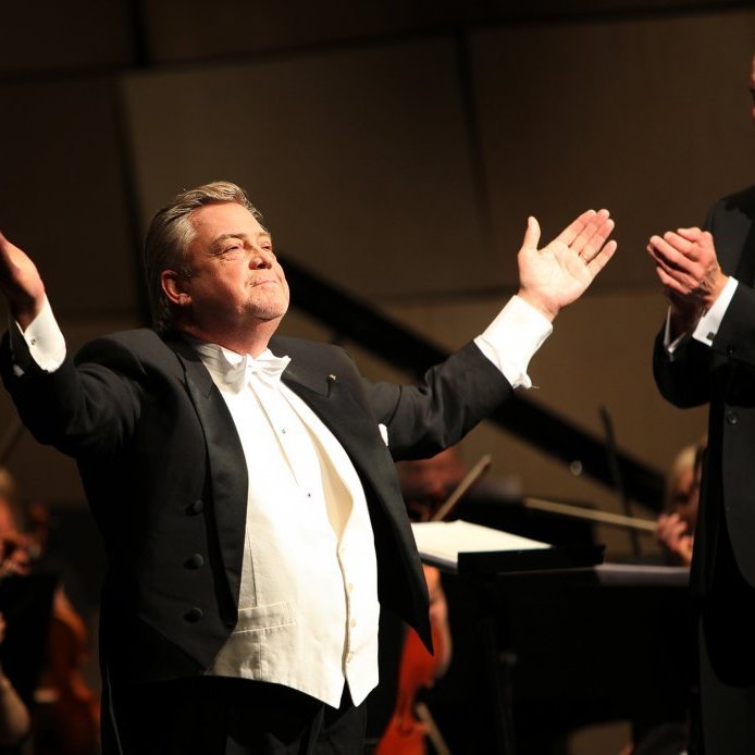 49. Kristján Jóhannsson stórsöngvari fagnar hér áhorfendum á vígslutónleikum í Hofi árið 2010. Ljósmynd Skapti Hallgrímsson.