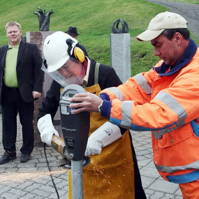 51.  Árið 2005 var felld niður gjaldskilda í bifreiðastæða á Akureyri, Þóra Ákadóttir forseti bæjarstjórnar sagar í sundur stöðumæli í miðbæ Akureyrar og fær aðstoð Ómars Ólafssonar starfsmanns Akureyrarbæjar. Ljósmynd Kristján Kristjánsson.