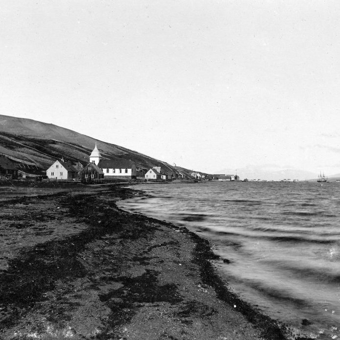 54. Aðalstræti, Fjaran um 1880. Litlu húsið vinstra megin eru með elstu húsum á Akureyri, byggð um og fyrir 1850. Árið 1864 fengu bæjarbúa sína fyrstu kirkju og stóð hún þar sem Minjasafnskirkjan stendur nú, byggð 1863 og rifin 1943. Ljósmyndari Anna Schiöth.