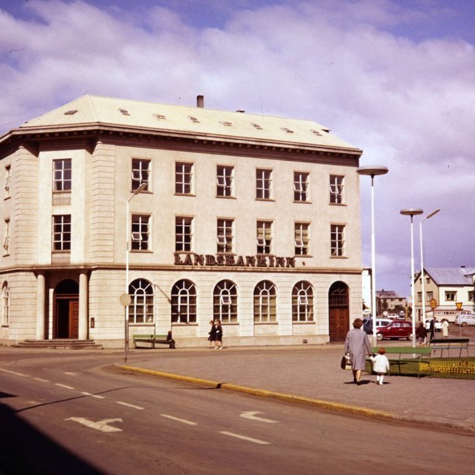 58. Landsbankahúsið við Ráðhústorg árið 1967. Bygging þess hófst árið 1949 en vegna skömmtunarvalds ríkisins var ekki leyfi að reisa nema eina hæð á ári svo húsið var ekki vígt fyrr en 1954. Þá fluttust skrifstofur bæjarins á aðra hæð hússins og í sal á rishæðinni var fundarsalur bæjarstjórnar. Það má því segja að á þessum árum hafi verið ráðhús við Ráðhústorg. Ljósmynd Gunnlaugur P. Kristinsson.