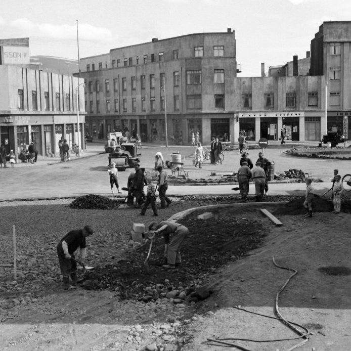 66. Í ágúst 1955 var Geislagatan lögð inn á Ráðhústorg. Samkvæmt fyrsta skipulagi bæjarins árið 1927 átti Geislagatan að liggja eins og geisli út frá Ráðhústorgi og út á bæjarvöllin, Eiðsvöllinn. Við hana á áttu að rísa verslanir. Ljósmynd Gísli Ólafsson.
