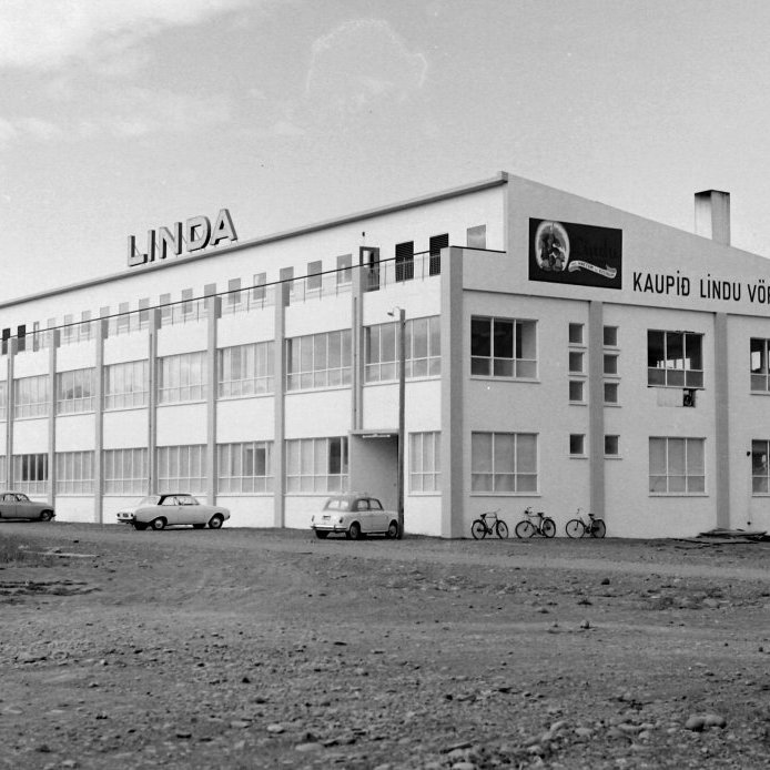 68. Súkkulaðiverksmiðjan Linda var stofnuð árið 1949 af Eyþóri Tómassyni en hann nefndi verksmiðjuna eftir dóttur sinni. Upphaflega var verksmiðjan á efri hæð hússins við Hólabraut 16 en árið 1961 fluttist hún í nýbyggt húsið við Hvannavelli 14. Lindubuffin urðu þekkt um allt land og Linda var nefnd í sömu andrá og KEA, Amaró og SíS í þekktum dægurlagatexta sem hljómsveit Ingimars Eydals söng 1968. Ljósmynd Gísli Ólafsson.