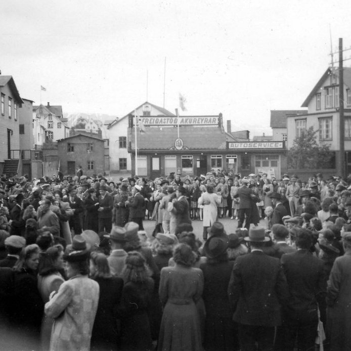 69. Dansað á Ráðhústorgi um 1950. Nokkuð algengt var að almenningur dansaði á torginu. Til vinstri á myndinni sést Strandgata 1 þar sem Landsbankinn stendur í dag.
