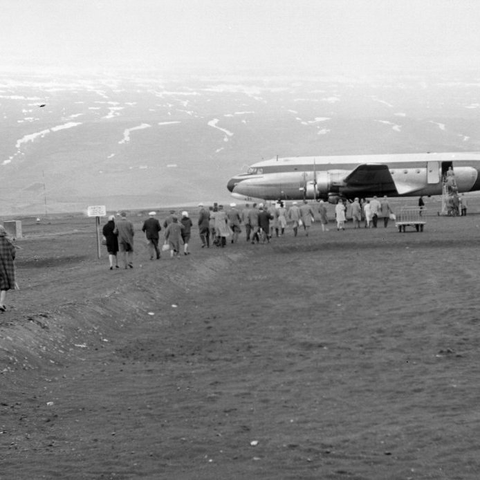 70. Karlakórinn Geysir á leið með Douglas DC-4 flugvél til Keflavíkur,  í maí 1962. Ljósmynd Gunnlaugur P. Kristinsson.