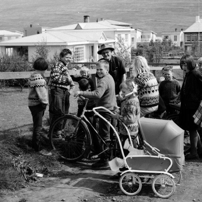 71. Ungdómurinn að spjalli við eldri kynslóðina, á sjöunda áratugnum. Takið eftir barnapíunum sem eru með ungbörnin í barnavögnunum. Í baksýn er hús sr. Péturs Sigurgeirssonar sem stendur á horni Byggðavegar og Hamarstígs. Ljósmynd Erlingur Davíðsson.