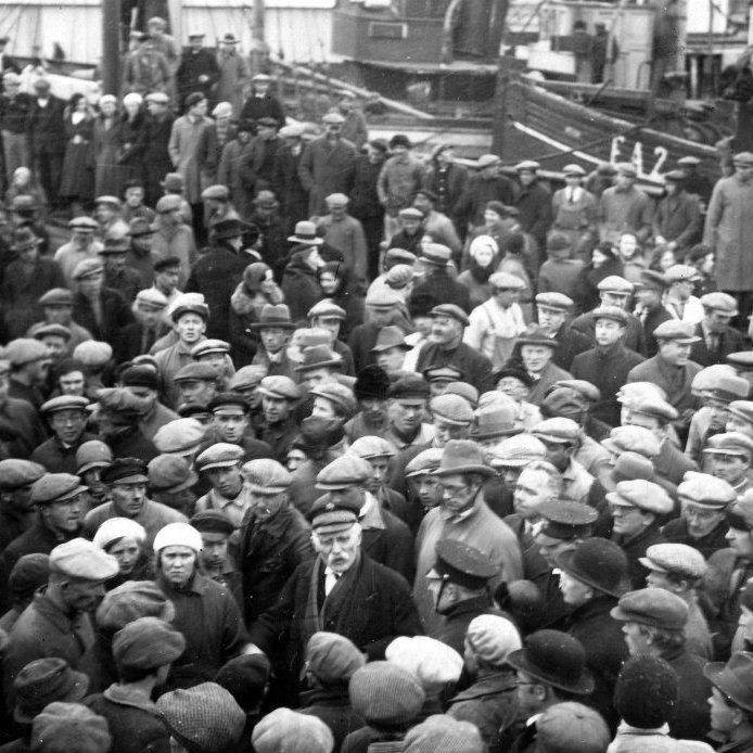 75. “Í nafni hans hátignar Kristjáns X...” kallaði Steingrímur Jónsson, sýslumaður og bæjarfógeti, hátt og snjallt í þrígang er hann reyndi að fá verkafólkið til að yfirgefa Torfunefsbryggju árið 1933. Ljósmynd Vigfús Sigurgeirsson.