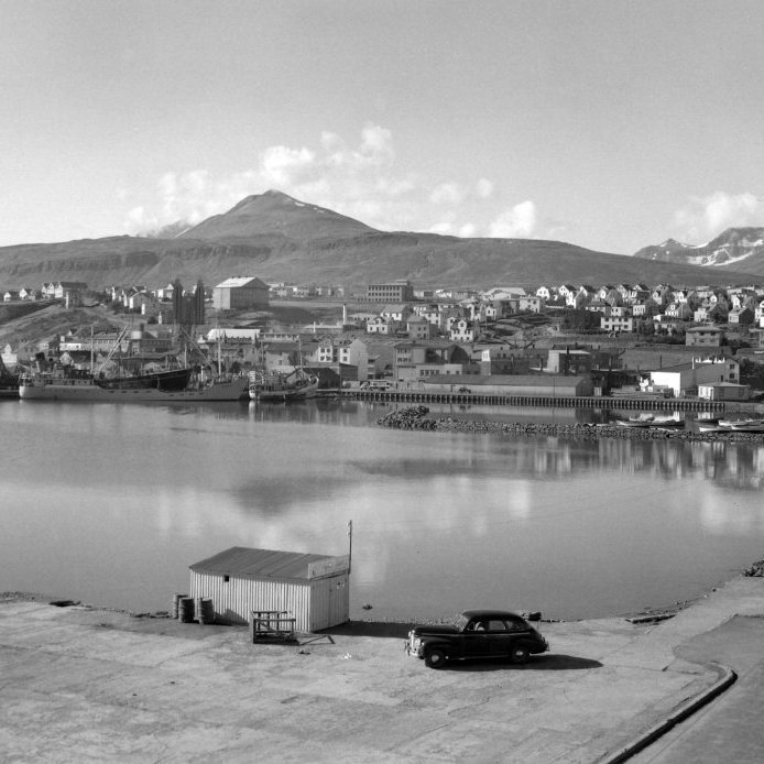 77. Í forgrunni er flugplanið við Strandgötu 35 um 1950.Nær miðbænum er smábátahöfn bæjarins þar sem menningarhúsið Hof stendur nú.  Ljósmynd Eðvarð Sigurgeirsson.