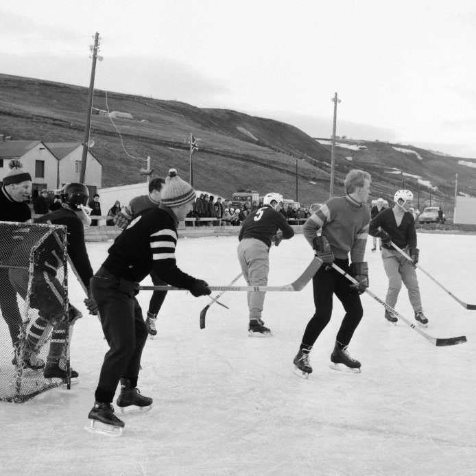 79. Skautaíþróttin hefur löngum verið vinsæl á Akureyri. Lengi vel var hægt að skauta á spegilsléttum Pollinum en nú er það liðin tíð. Þrjár tegundir skautaíþrótta voru vinsælastar, listdans, hraðhlaup og íshokký. Hér takast á lið Skautafélags Akureyrar við andstæðinga að sunnan á svelli við Krókeyri 30. janúar 1967. Ljósmynd Sverrir Pálsson.