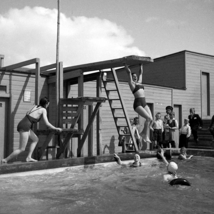 81. Fjör í Sundlaug Akureyrar um 1950. Ljósmynd Eðvarð Sigurgeirsson.