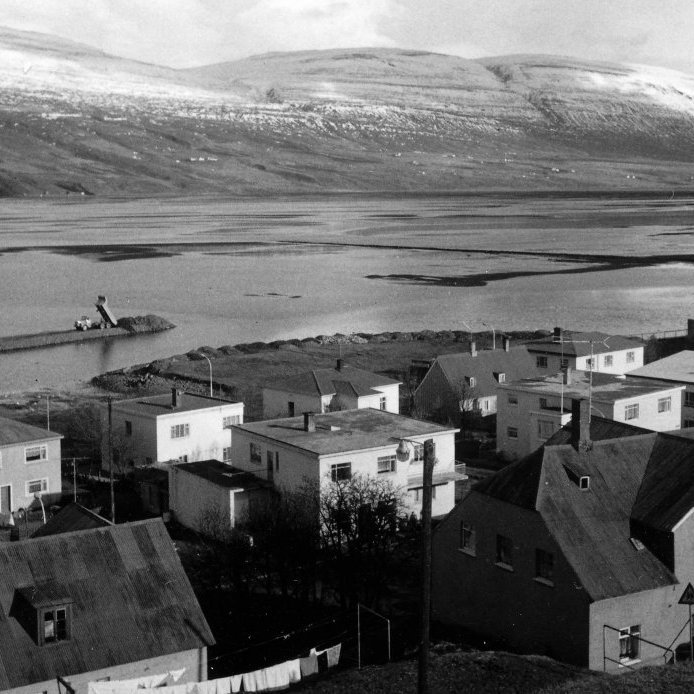 85. Drottningabraut verður til um 1970 fyrir framan Laxdalshús. Ljósmynd Haraldur Sigurgeirsson.