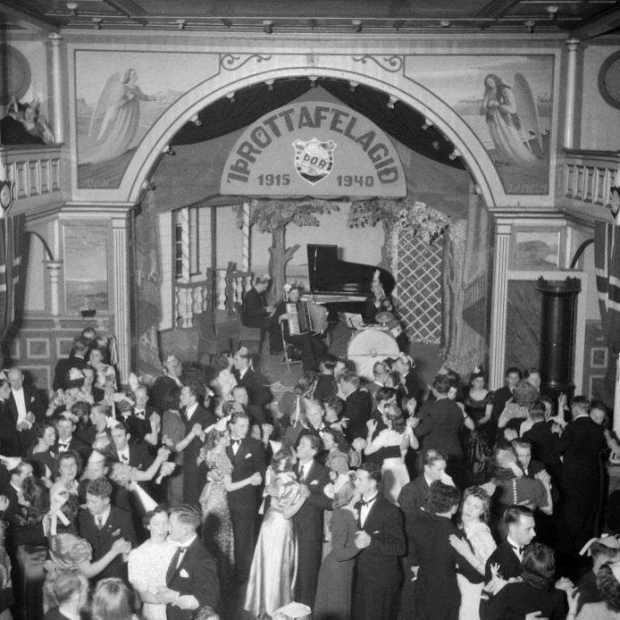 88. Í Samkomuhúsinu hélt Íþróttafélagið Þór upp á 25 ára afmæli sitt. Myndin vinstra megin yfir sviðinu af engli er nú varðveitt á Minjasafninu á Akureyri. Hún er máluð af Freymóði Jóhannssyni. Ljósmynd Eðvarð Sigurgeirsson.