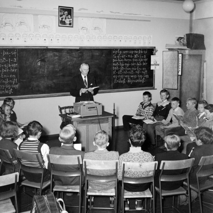 89. Jón Þorsteinsson kennari þróaði ákveðna kennsluaðferð við lestrarkennslu sem hann nefndi hljóðlestrarkennslu. Hér er hann að beita henni á nemendur í Barnaskóla Akureyrar. Ljósmynd Gísli Ólafsson.