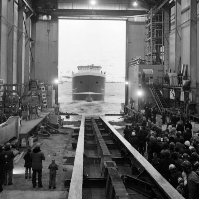 90. Hér er verið að sjósetja nýbyggt skip Hilmir SU-171 úr Slippstöðvarhúsinu í janúar 1980. Í hvert skipti sem skipi var hleypt af stokkunum þótti það stór viðburður í bæjarlífinu.  Ljósmynd Sverrir Pálsson.