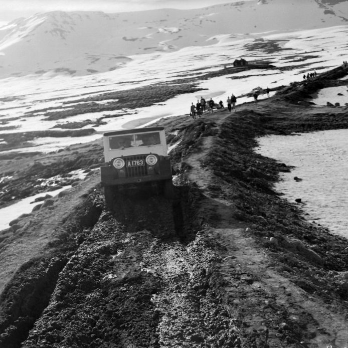 92. Vegurinn upp í Skíðahótel var ekki alltaf auðfarinn, ekki síst á vorin þegar frost fór úr jörðu. Um 1960. Ljósmynd Gunnlaugur P. Kristinsson.
