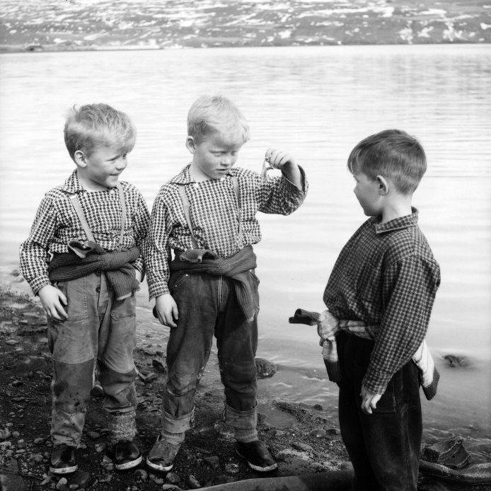 94. Spekingslegir strákpjakkar á gúmmiskóm að skoða krossfisk í fjörunni. Ljósmynd Erlingur Davíðsson.