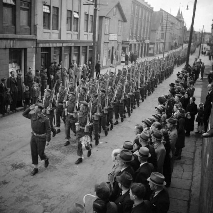 96. Herflokkur hins konunglega breska landhers á hersýningu á stríðsárunum í miðbæ Akureyrar. Ljósmynd Eðvarð Sigurgeirsson.