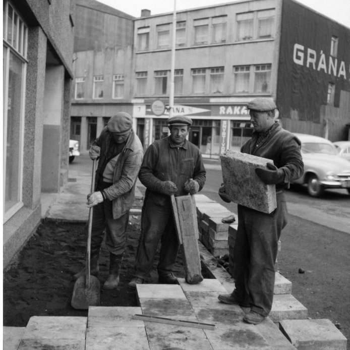 99. Verkamenn í vinnu hjá Akureyrarbæ að leggja stéttina fyrir framan “Konna-Hjólhesta“, þar sem nú er ljósmyndastofa Páls Pálssonar. Ljósmynd Erlingur Davíðsson