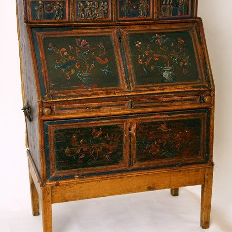 Myndröðin á skúffunum efst á skattholinu gerir það einstakt. Hún sýnir líkfylgd þar sem hver persóna hefur sérkenni, einkum í klæðnaði, í samræmi við stöðu sína. Hugsanlegt er að myndröðin eigi að sýna útför sr. Þorsteins Ketilssonar á Hrafnagili (d. 1754).